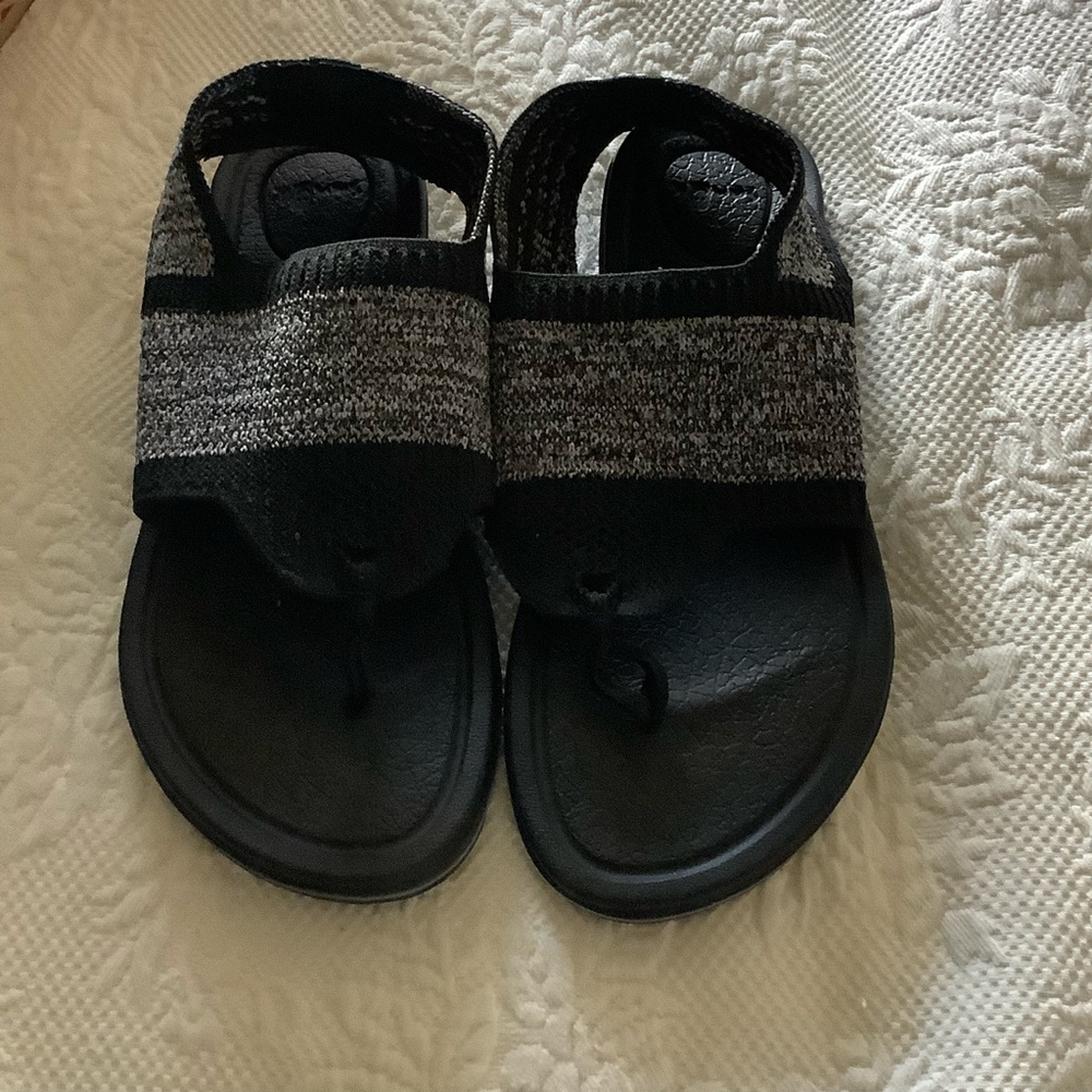 SANUK open toe sandals black womens size 8 EUC
Smoke free home